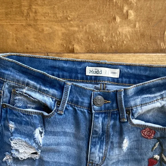Mudd Embroidered skinny jeans 7  & Bonus - Picture 4 of 9